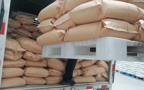 淄博聚隆化工聚丙烯酰胺仓库内多批次产品准备装车