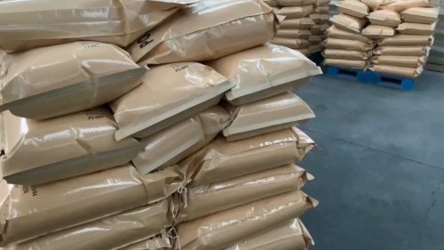 产品在整洁的仓库环境中堆放