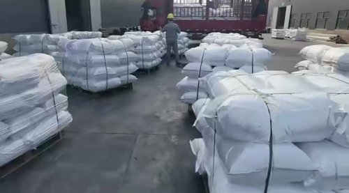 淄博聚隆化工产品仓库内部，储存着优质的产品