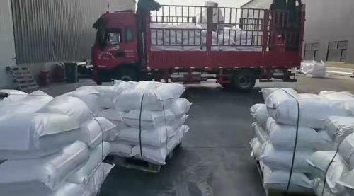 淄博聚隆化工产品装车发货现场，保障产品及时交付