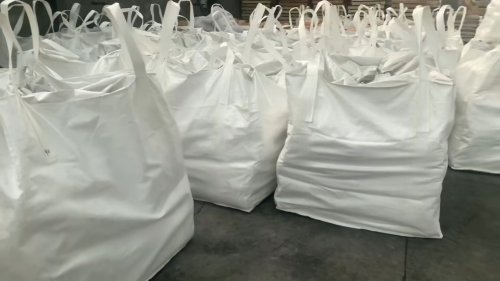 工厂厂区大门外正在装车的电厂专用聚丙烯酰胺产品