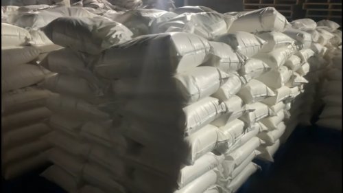 工人正在装载洗砂用聚丙烯酰胺