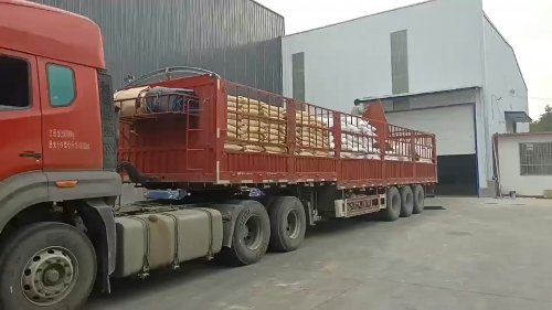工厂员工装载油田压裂液用聚丙烯酰胺产品