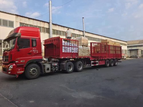 工厂厂区内聚丙烯酰胺产品装车，产品以其出色的性能和环保特性著称。