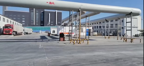 聚丙烯酰胺系列产品装车，准备发货至污水处理和油田行业