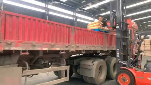 聚丙烯酰胺产品在工厂厂区装车，满足污水处理需求