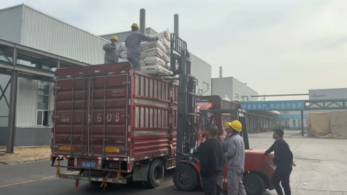 聚丙烯酰胺阴离子与阳离子产品在工厂装车，出口运输中