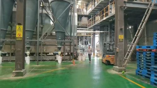 聚丙烯酰胺悬浮剂装车，混凝剂水处理药剂运输