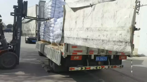 太原工厂聚丙烯酰胺产品装车，严谨的运输安排