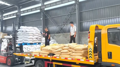 聚丙烯酰胺产品装车，准备送往客户