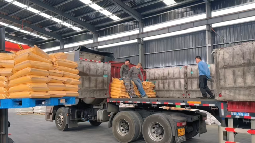聚丙烯酰胺生产厂区，聚丙烯酰胺装车运输中