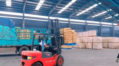 工厂仓储区，聚丙烯酰胺产品装车过程，保障准时交货