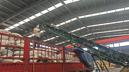聚丙烯酰胺产品装车过程，精确配比确保质量稳定