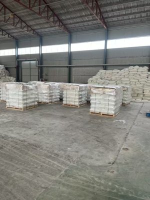 电镀废水处理聚丙烯酰胺成品装车运输准备