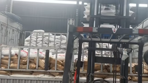 工厂厂区聚丙烯酰胺净水剂产品装车实拍