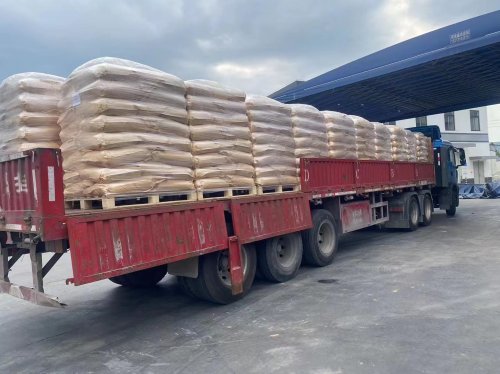 工厂装车现场阳离子PAM产品准备投入污泥处理