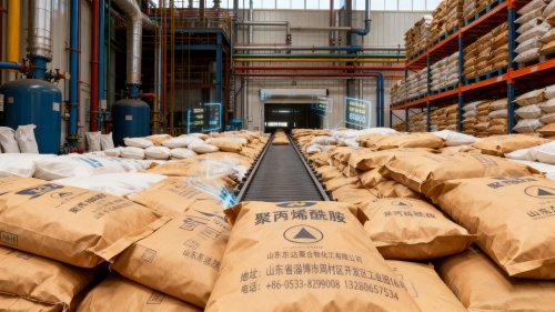 高含量絮凝剂PAM散装产品在厂区装车准备发货