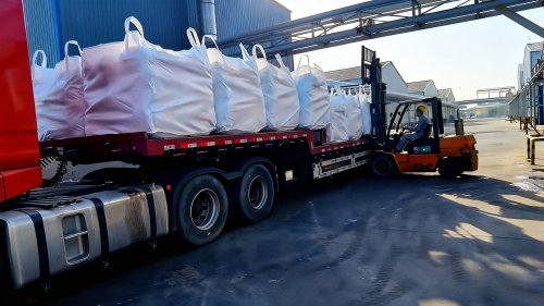 聚丙烯酰胺絮凝剂速溶型产品装车发货现场