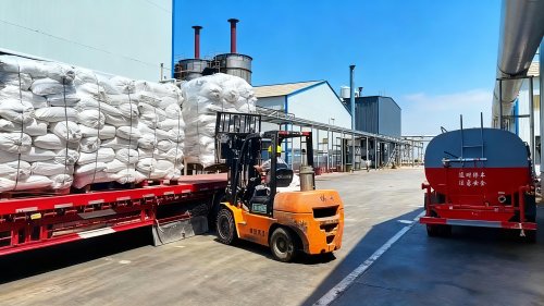 速溶型聚丙烯酰胺絮凝剂成品装载完成准备出厂