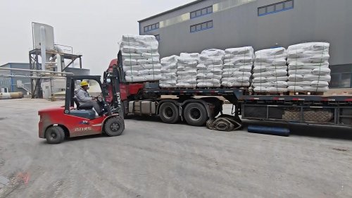 工业沉淀聚丙烯酰胺工厂产品装车现场