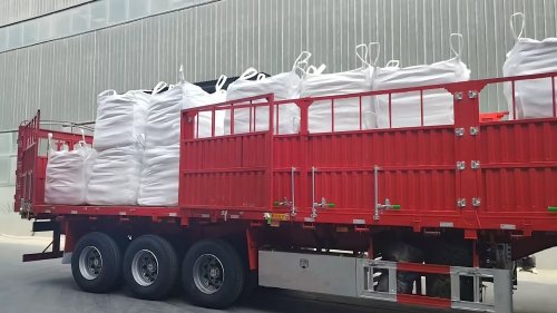 工厂厂区聚丙烯酰胺阳离子装车作业