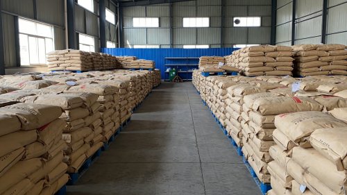 工厂厂区池塘专用聚丙烯酰胺产品装车出货