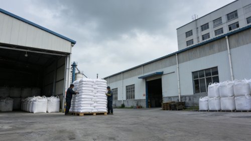 池塘专用聚丙烯酰胺包装装车运输到养殖客户