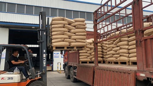 污水处理聚丙烯酰胺产品装车现场