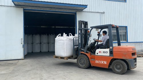 淄博聚隆聚丙烯酰胺工厂产品装车