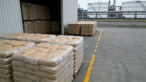 工厂厂区PAM造纸助剂产品装车现场