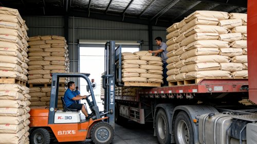 造纸用聚丙烯酰胺PAM批量装车运输中