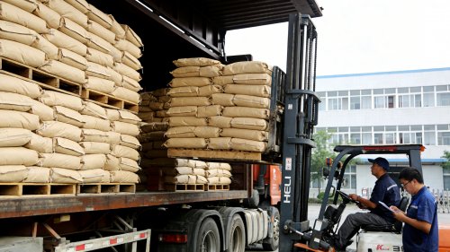 工业废水处理用PAM絮凝剂装车发货现场