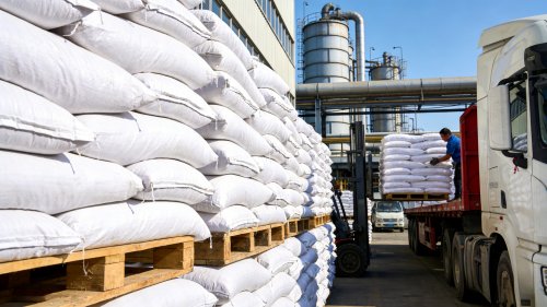 聚丙烯酰胺产品在工厂仓库内进行装车搬运作业