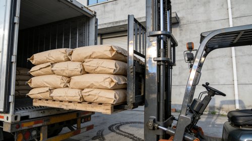 高效阴离子聚丙烯酰胺工厂仓库备货装车发货现场实拍图