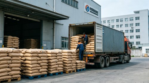 PAM水产养殖用聚丙烯酰胺源头工厂仓库，叉车向货车装载成品，净水絮凝与底质改良双重功能，高纯度低丙烯酰胺残留